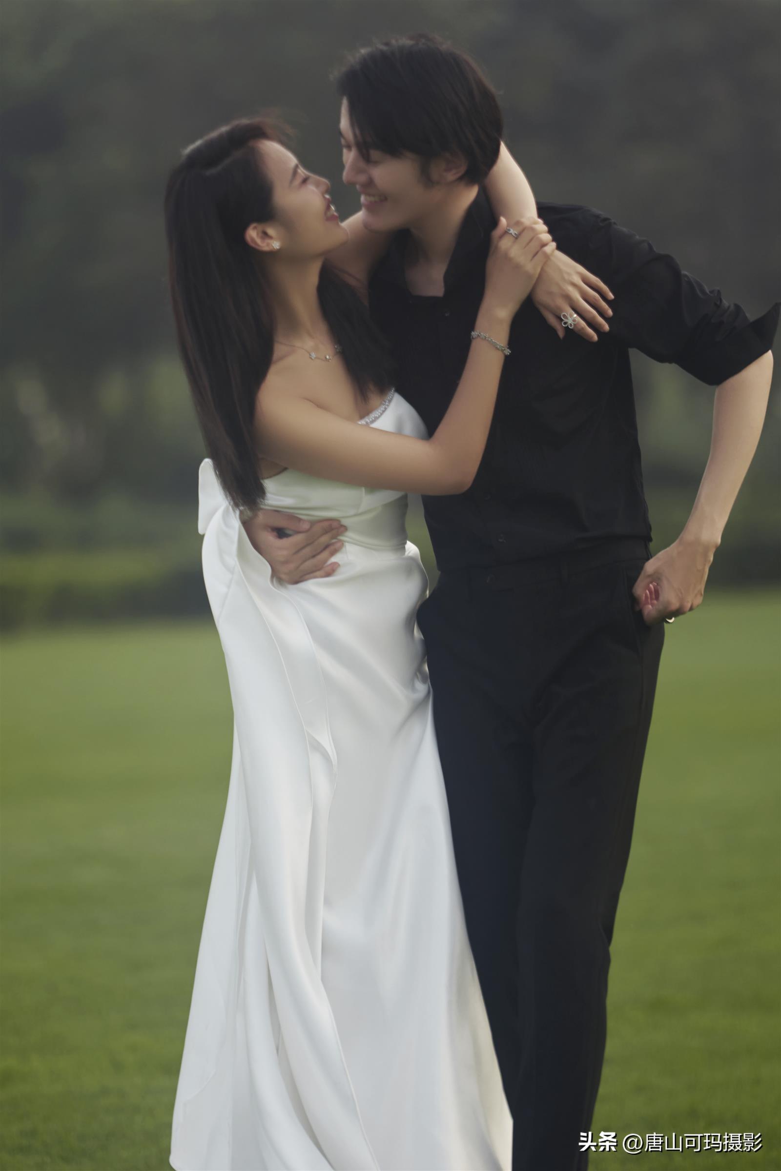 婚纱草地_外景草坪婚纱照特写_草坪婚纱照风格