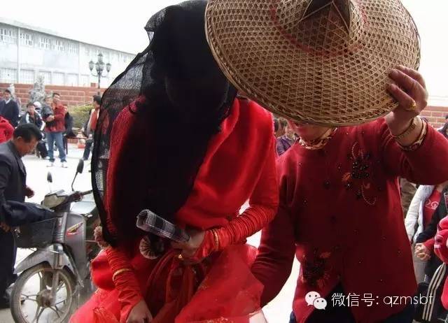 婚礼习俗新娘跨鸡_新娘跨门槛吉祥话_结婚挎鸡什么意思